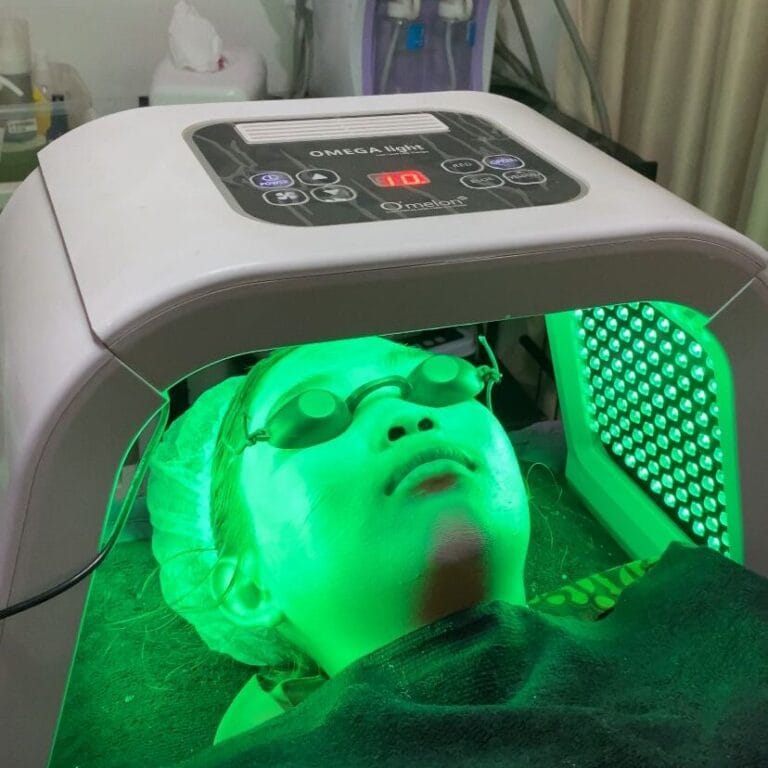 wanita menggunakan PDT Omega Light